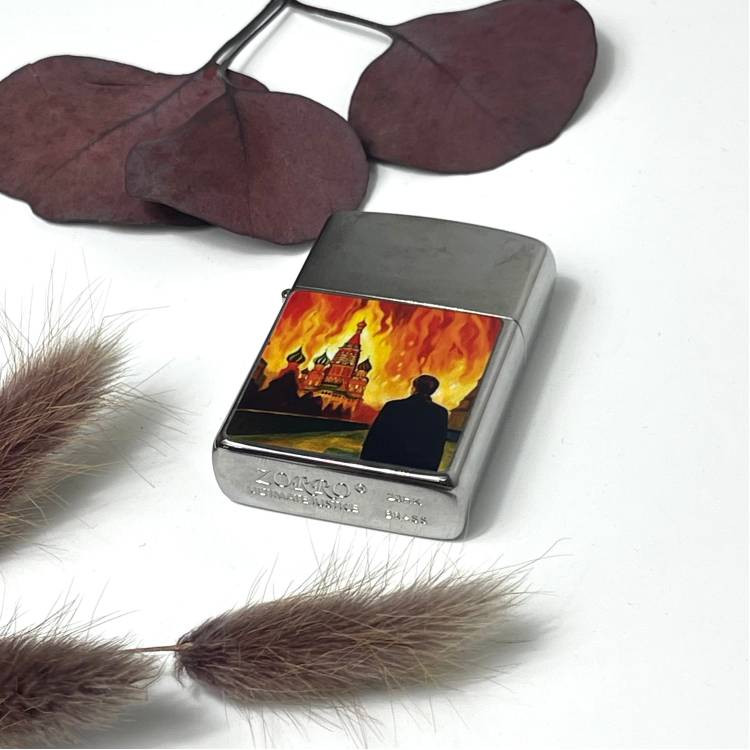 Яскравий подарунок срібна запальничка, з UV DTF наклейкою "Палаюча мoskbа" m39.com.ua Яскравий подарунок срібна запальничка, з UV DTF наклейкою "Палаюча мoskbа"