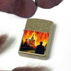 Яскравий подарунок золотиста запальничка з напиленням, з UV DTF наклейкою "Палаюча мoskbа"