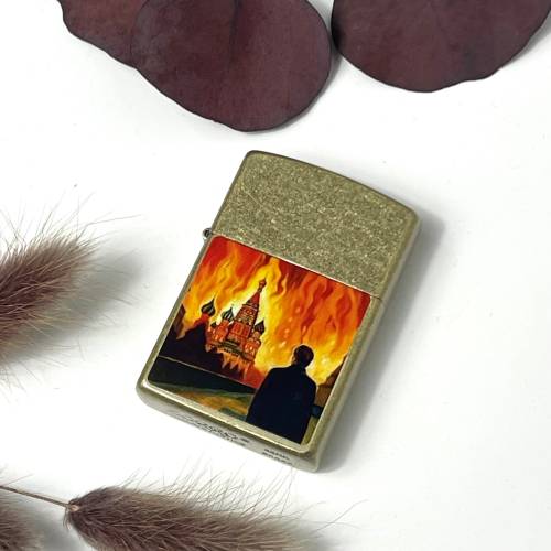 Яскравий подарунок золотиста запальничка з напиленням, з UV DTF наклейкою "Палаюча мoskbа"