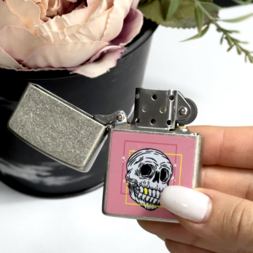 Подарок с настроением — зажигалка с черепом (розовый фон, геометрия): символ дерзости и стиля m39.com.ua Подарок с настроением — зажигалка с черепом (розовый фон, геометрия): символ дерзости и стиля