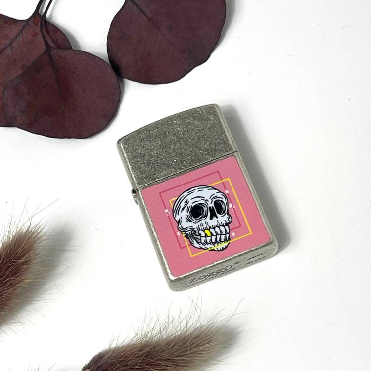 Яскравий подарунок срібна запальничка з напиленням, з UV DTF наклейкою "Череп, рожевий" m39.com.ua Яскравий подарунок срібна запальничка з напиленням, з UV DTF наклейкою "Череп, рожевий"
