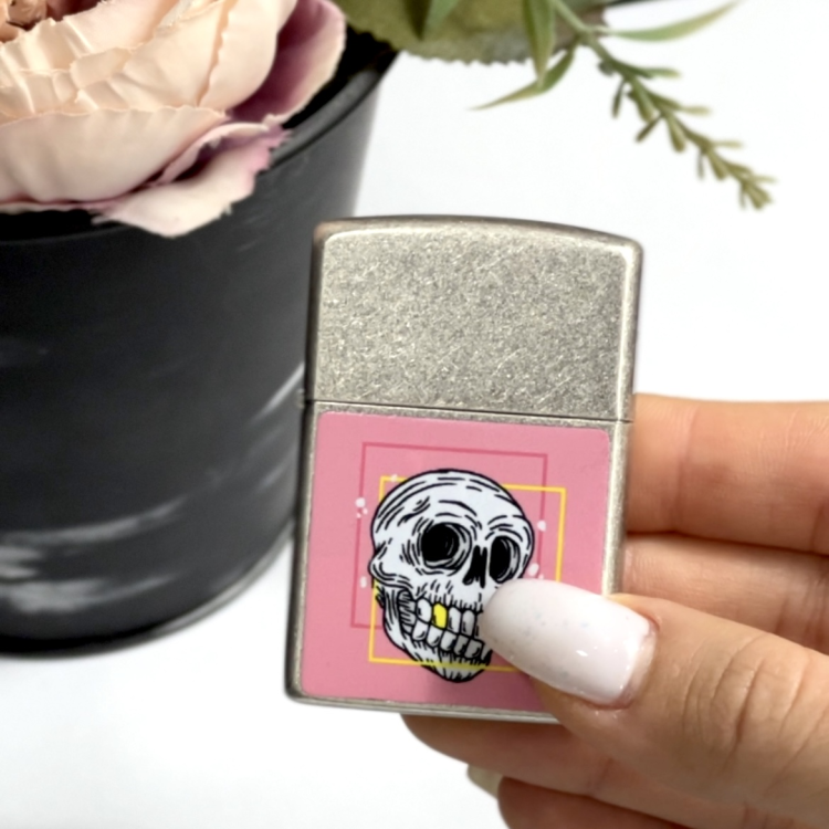 Подарунок із настроєм — запальничка з черепом (рожевий фон, геометрія): символ зухвалості та стилю