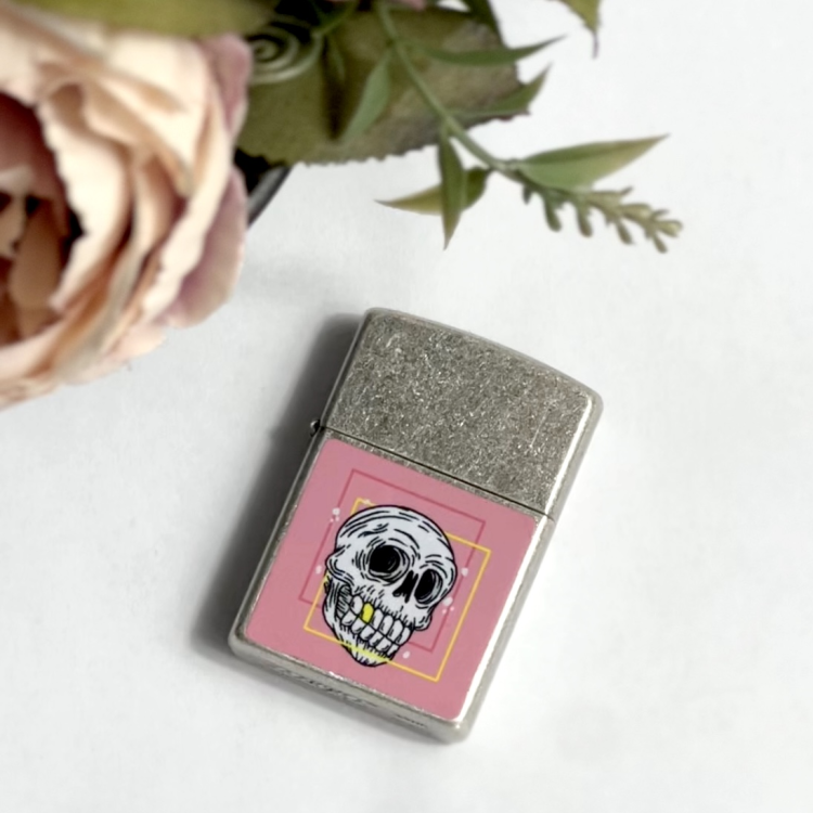 Подарунок із настроєм — запальничка з черепом (рожевий фон, геометрія): символ зухвалості та стилю