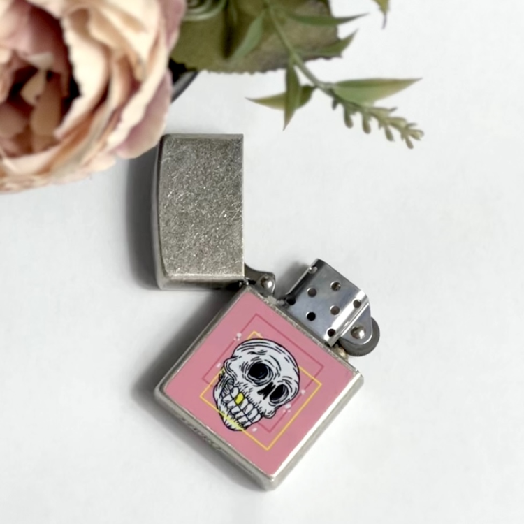 Подарунок із настроєм — запальничка з черепом (рожевий фон, геометрія): символ зухвалості та стилю