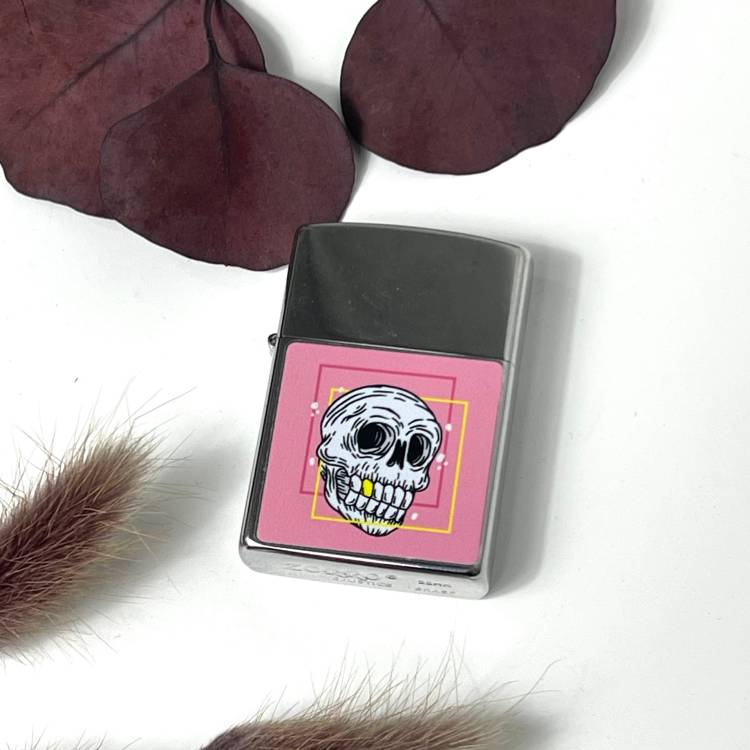 Яскравий подарунок срібна запальничка з UV DTF наклейкою "Череп, рожевий" m39.com.ua Яскравий подарунок срібна запальничка з UV DTF наклейкою "Череп, рожевий"