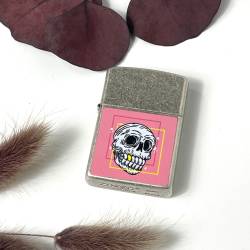 Яскравий подарунок срібна запальничка з напиленням, з UV DTF наклейкою "Череп, рожевий"