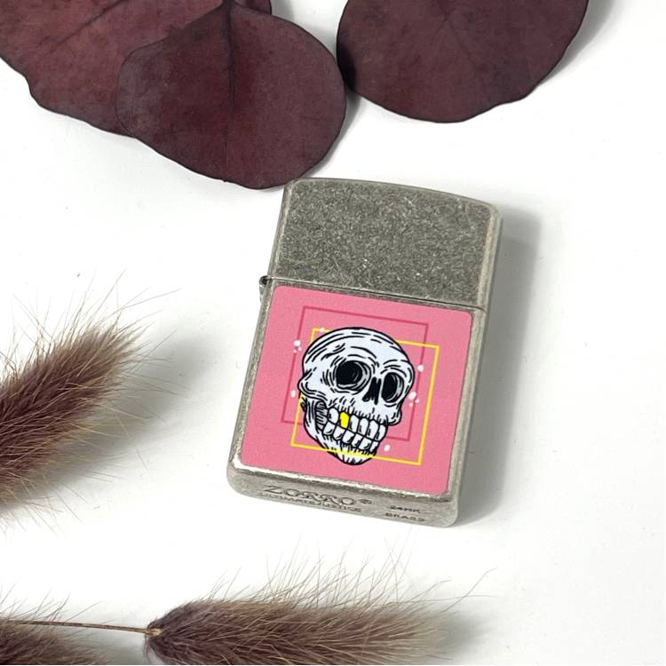 Яскравий подарунок срібна запальничка з напиленням, з UV DTF наклейкою "Череп, рожевий" m39.com.ua Яскравий подарунок срібна запальничка з напиленням, з UV DTF наклейкою "Череп, рожевий"