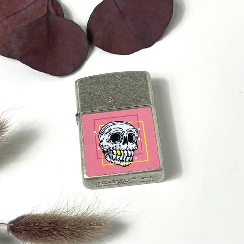 Яскравий подарунок срібна запальничка з напиленням, з UV DTF наклейкою "Череп, рожевий"
