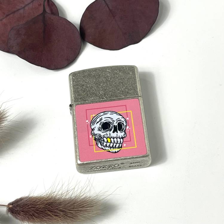 Яскравий подарунок срібна запальничка з напиленням, з UV DTF наклейкою "Череп, рожевий" m39.com.ua Яскравий подарунок срібна запальничка з напиленням, з UV DTF наклейкою "Череп, рожевий"