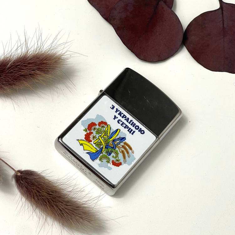 Яскравий подарунок запальничка з UV DTF наклейкою "З Україною в серці" m39.com.ua Яскравий подарунок запальничка з UV DTF наклейкою "З Україною в серці"