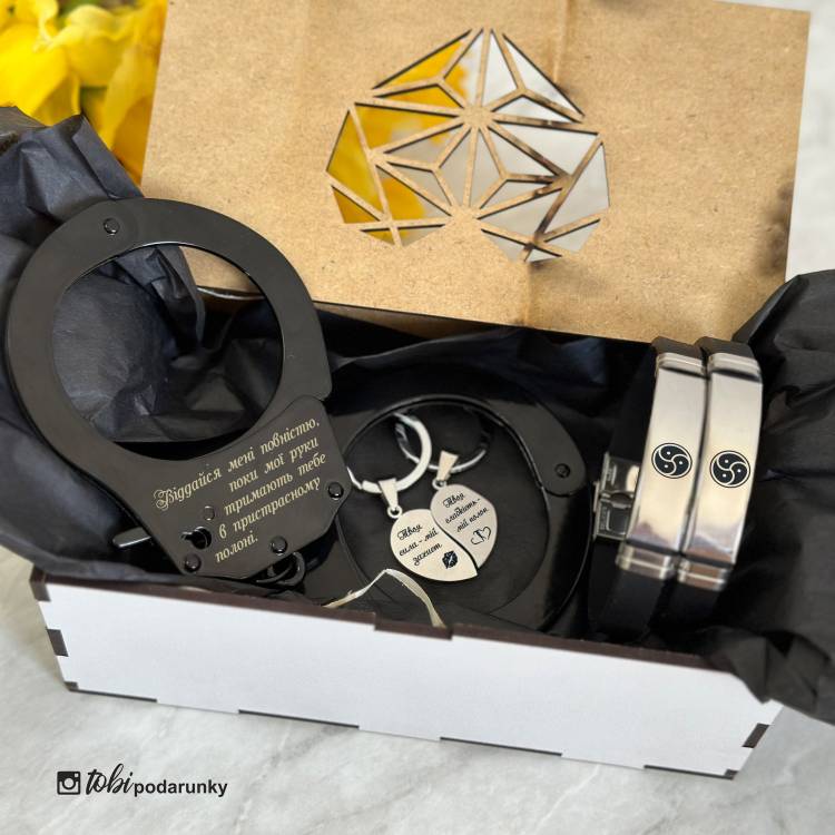 Пикантный Подарок Влюбленным БДСМ - Набор Аксессуаров с Индивидуальной Гравировкой