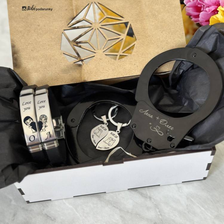 Парный Подарок Влюбленным - Набор Аксессуаров с Индивидуальной Гравировкой