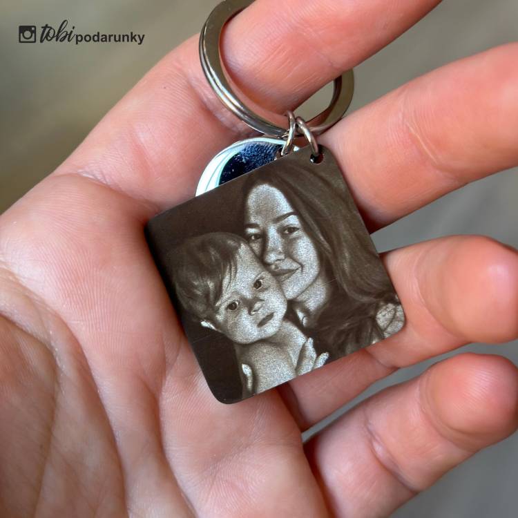 Персоналізований подарунок - брелок з фотогравіюванням