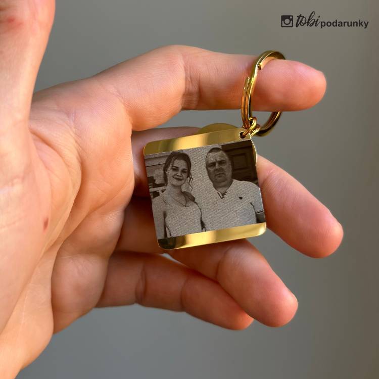 Персоналізований подарунок - брелок з фотогравіюванням