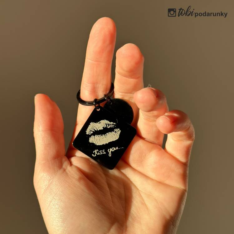 Романтический подарок любимому – Брелок с отпечатком губ