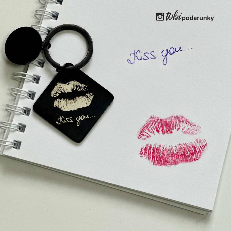 Романтический подарок любимому – Брелок с отпечатком губ