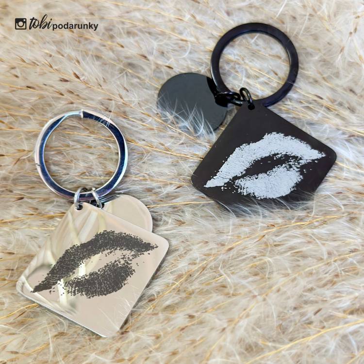 Романтический подарок любимому – Брелок с отпечатком губ