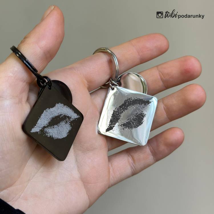 Романтический подарок любимому – Брелок с отпечатком губ