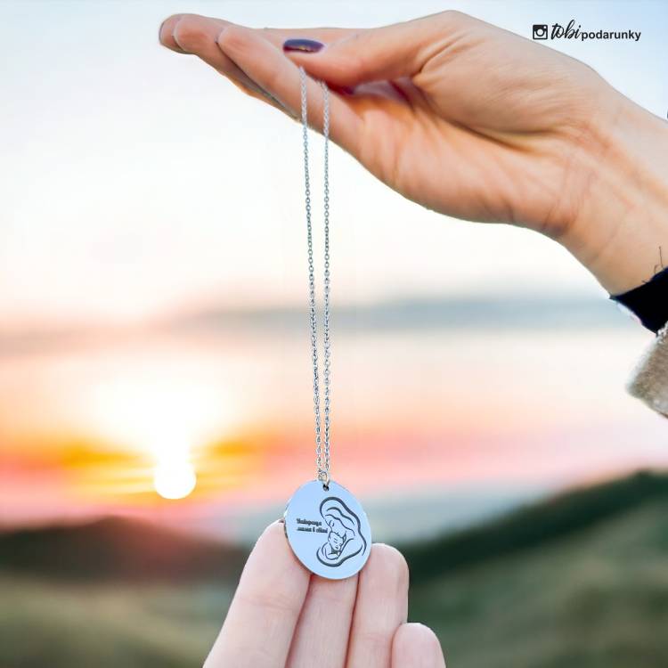 Подарок маме - Подвеска "Лучшая мама в мире" с персонализированной гравировкой