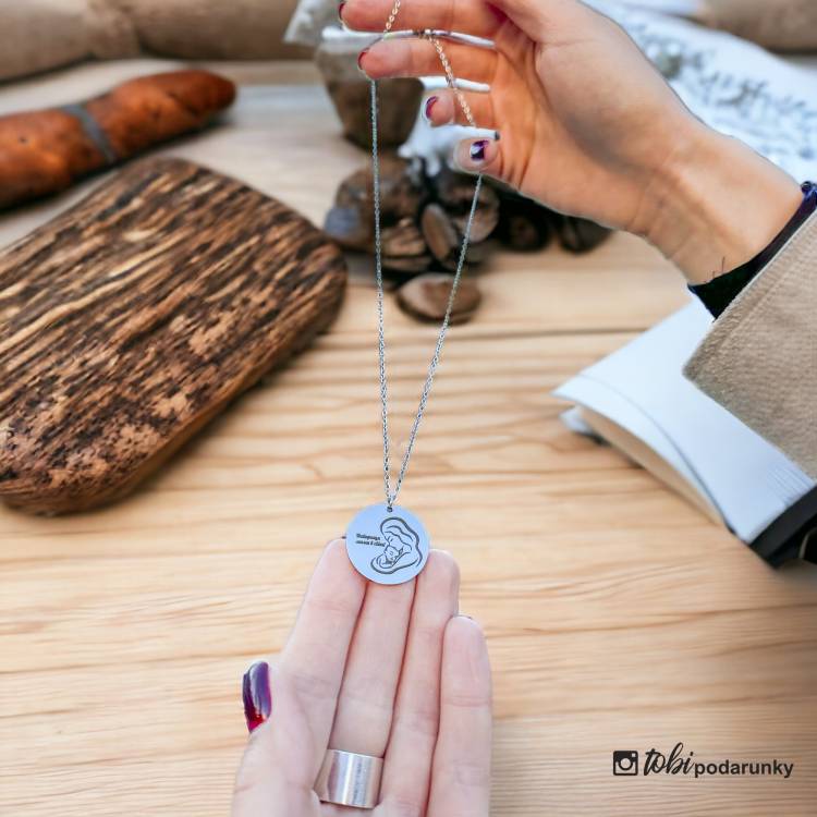 Подарок маме - Подвеска "Лучшая мама в мире" с персонализированной гравировкой