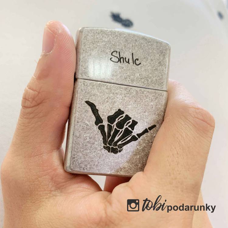 Унікальний подарунок для героя: срібна запальничка з гравіюванням