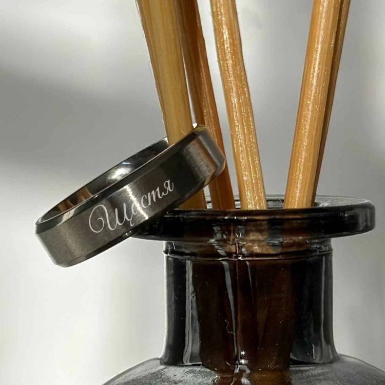  Кольцо с романтической гравировкой из ювелирной стали