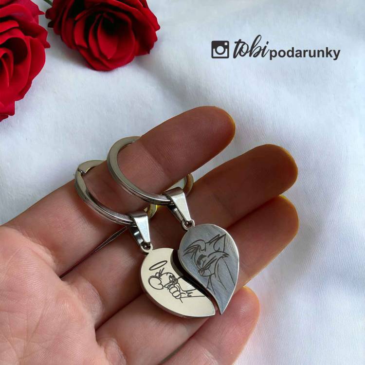 Подарунок Дівчині на 14 Лютого - Брелок Парний Половинки Сердечка з Романтичним Гравіюванням