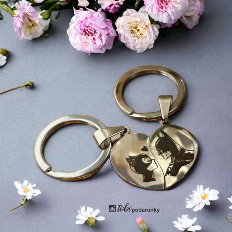 Подарунок Дівчині на 14 Лютого - Брелок Парний Половинки Сердечка з Романтичним Гравіюванням