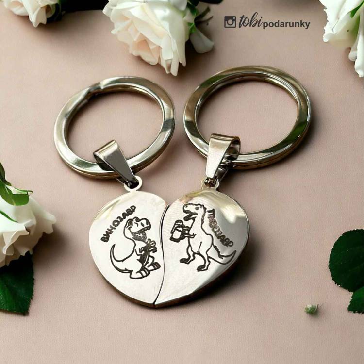 Подарунок Дівчині на 14 Лютого - Брелок Парний Половинки Сердечка з Романтичним Гравіюванням