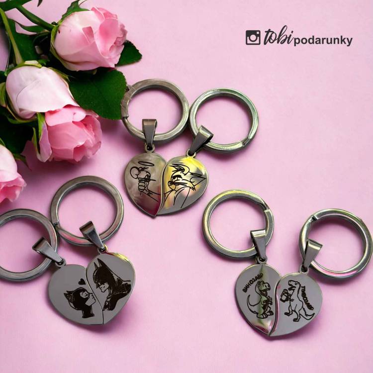Подарунок Дівчині на 14 Лютого - Брелок Парний Половинки Сердечка з Романтичним Гравіюванням