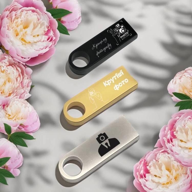 Подарунок Фотографу Дівчині - флешка 32 ГБ з індивіальним гравіюванням