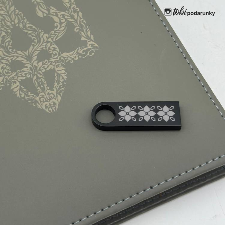 Подарунок Вчительці - Флешка з Іменним Гравіюванням