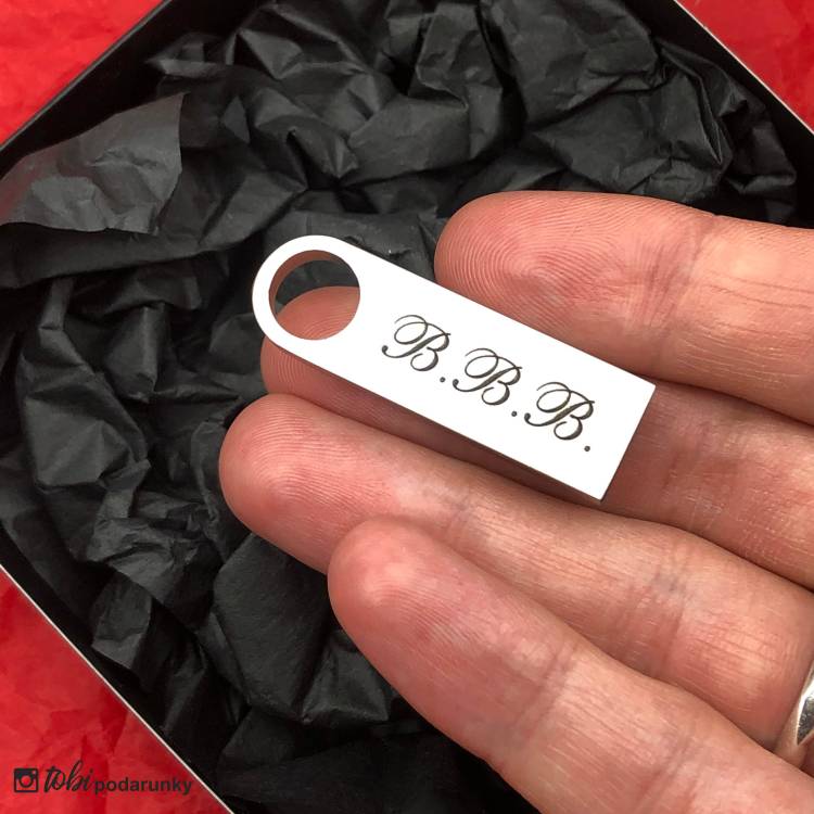 Подарункова флешка 32GB з іменним гравіюванням для студента