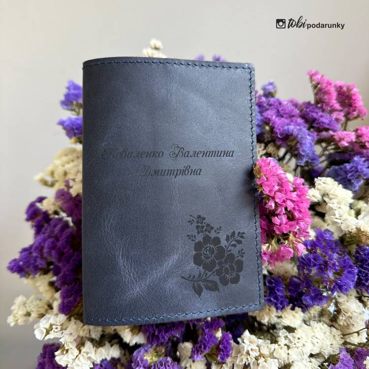 Подарунок Любителю Подорожей - Обкладинка на Паспорт з Гравіюванням з Натуральної Шкіри