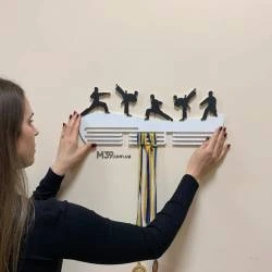 Медальниця з дерева Бойові Мистецтва Карате