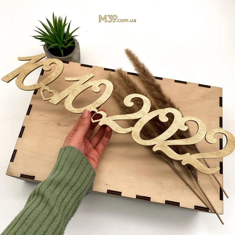 Торжественная Дата из Дерева