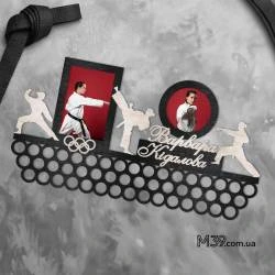 Медальница из дерева рукопашный бой или каратэ с Девушкой, держатель для медалей.