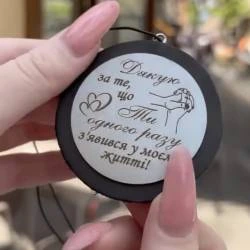 Кожаная подвеска в машину на зеркало с вашей гравировкой