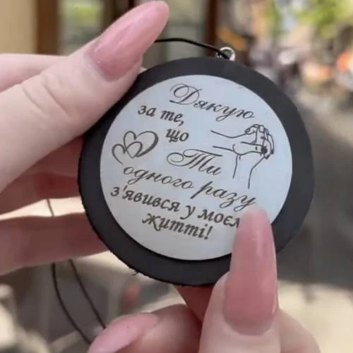 Шкіряна підвіска в машину на дзеркало з вашим гравіюванням