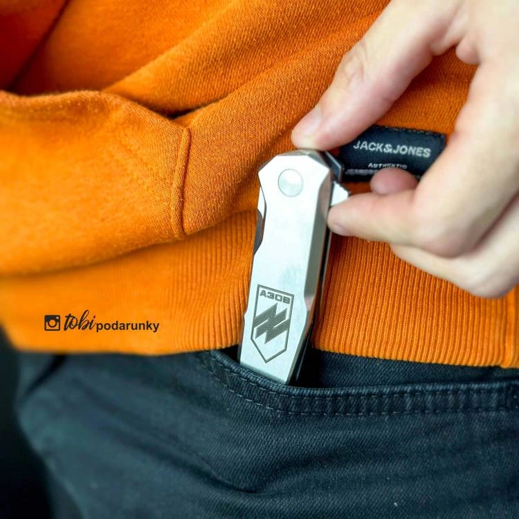 Гравіювання на Вашому Ножі Вашого Напису