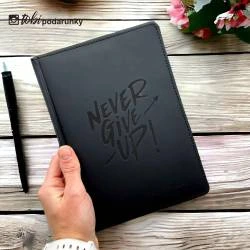 Мотивационный блокнот "Never Give Up!" черный с индивидуальной гравировкой